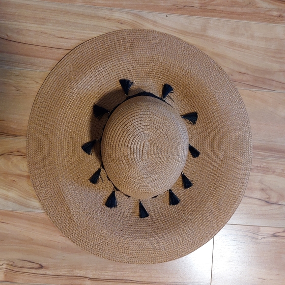 Wide brim Paper Straw Sun hat with black tassels. - Picture 2 of 4